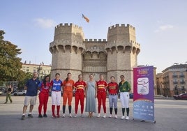 Las capitanas de las selecciones que darán inicio al torneo posan junto a Rocío Gil, concejala de deportes del Ayuntamiento de Valencia y Raúl Rosell, presidente de la FBSFACV.