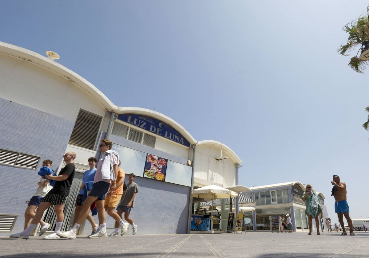 Restaurantes en el paseo marítimo, en la playa de la Malvarrosa.