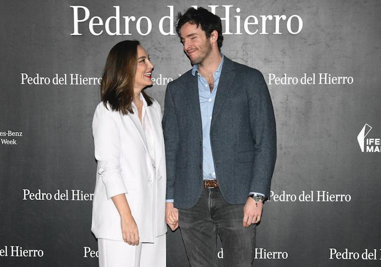 Tamara Falcó e Íñigo Onieva en el photocall de Pedro del Hierro en la Mercedes Benz Fashion Week Madrid 2023.