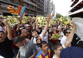 Los aficionados del Valencia, en una de las protestas en Mestalla.