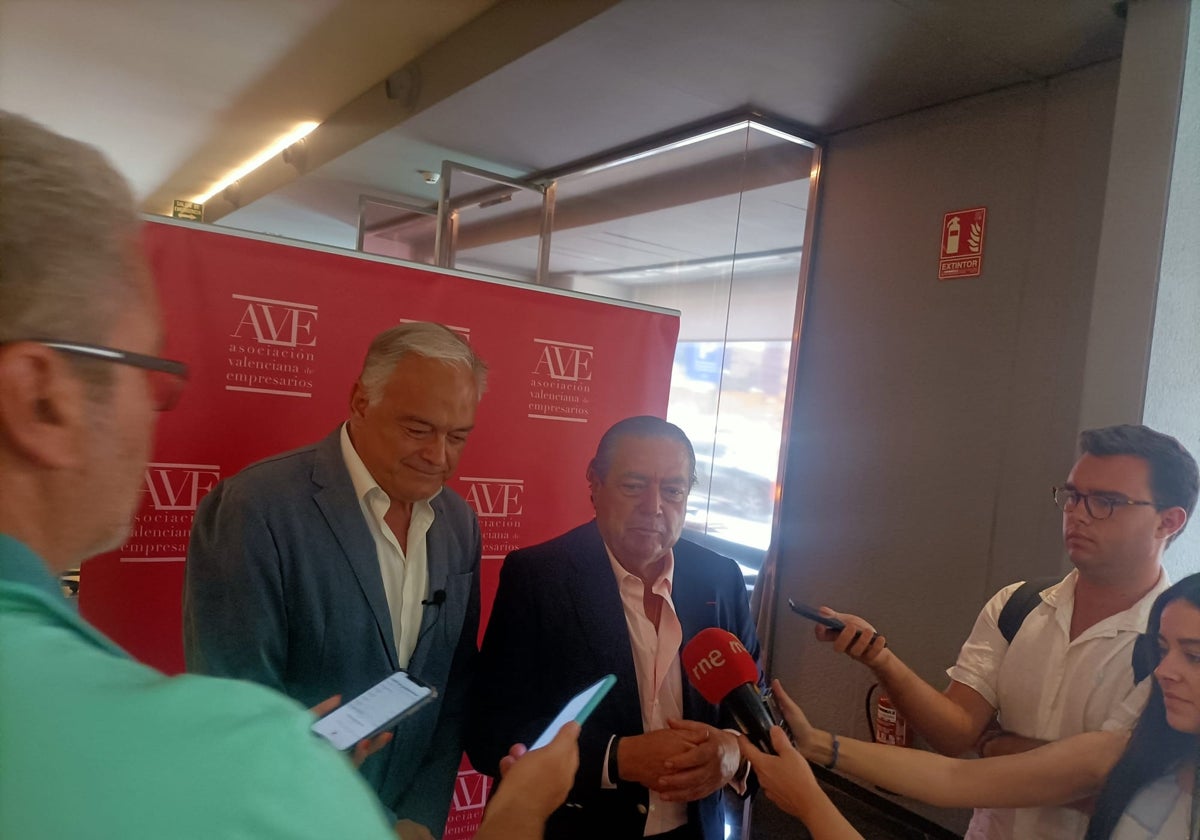 Esteban González Pons y Vicente Boluda responden a los periodistas momentos antes de celebrar su encuentro.