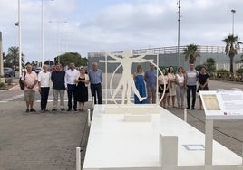 Las autoridades y organizadores junto a la maqueta del 'Hombre de Vitruvio'.