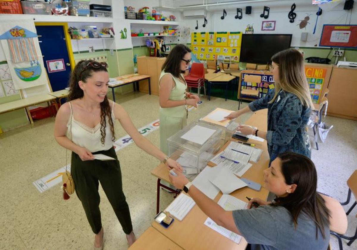 Miembros de las mesas electorales y votantes, en las pasadas elecciones.