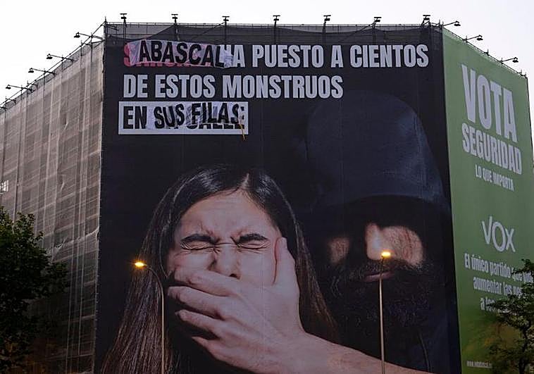 Sabotean la lona de Vox contra la ley del 'sí es sí'