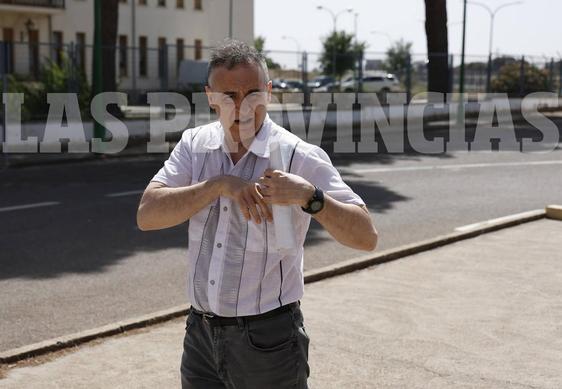 Joaquín Ferrándiz, este jueves, camina hacia la entrada de la cárcel de Herrera de la Mancha tras regresar de su permiso.