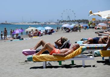 El truco del cubo y la sábana que triunfa en TikTok para disfrutar de un día de playa sin arena