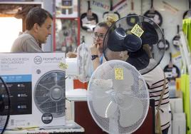 Ventiladores en una tienda de Valencia.