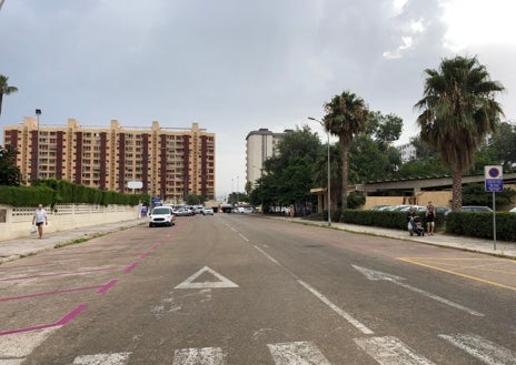 Imagen secundaria 1 - Calles Clot de la Mota, junta al puerto, y Vall d'Aiora y Fomentera, en el tramo norte, sin coches este jueves. 