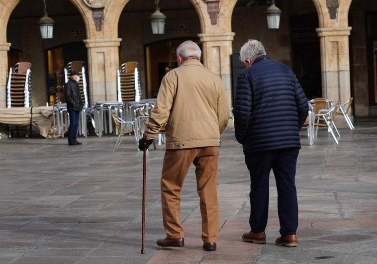 Dos pensionistas paseando.