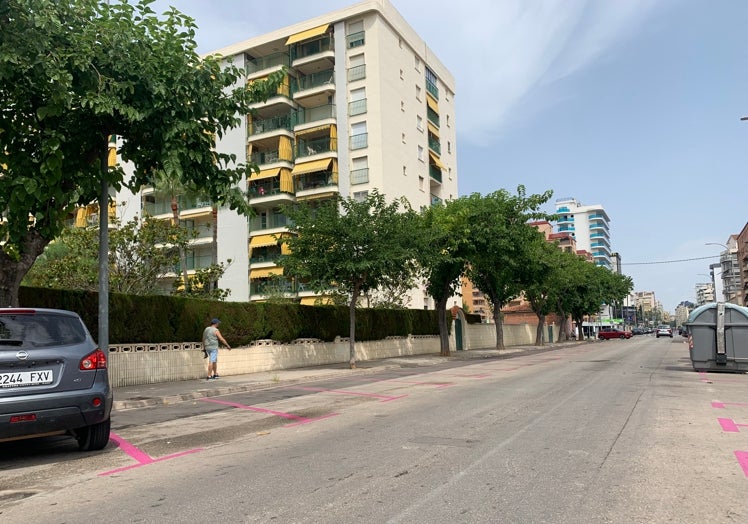 Imagen principal - Calles Clot de la Mota, junta al puerto, y Vall d'Aiora y Fomentera, en el tramo norte, sin coches este jueves. 