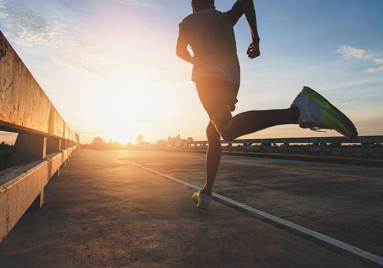 ¿Es mejor correr en verano por la mañana o por la noche?