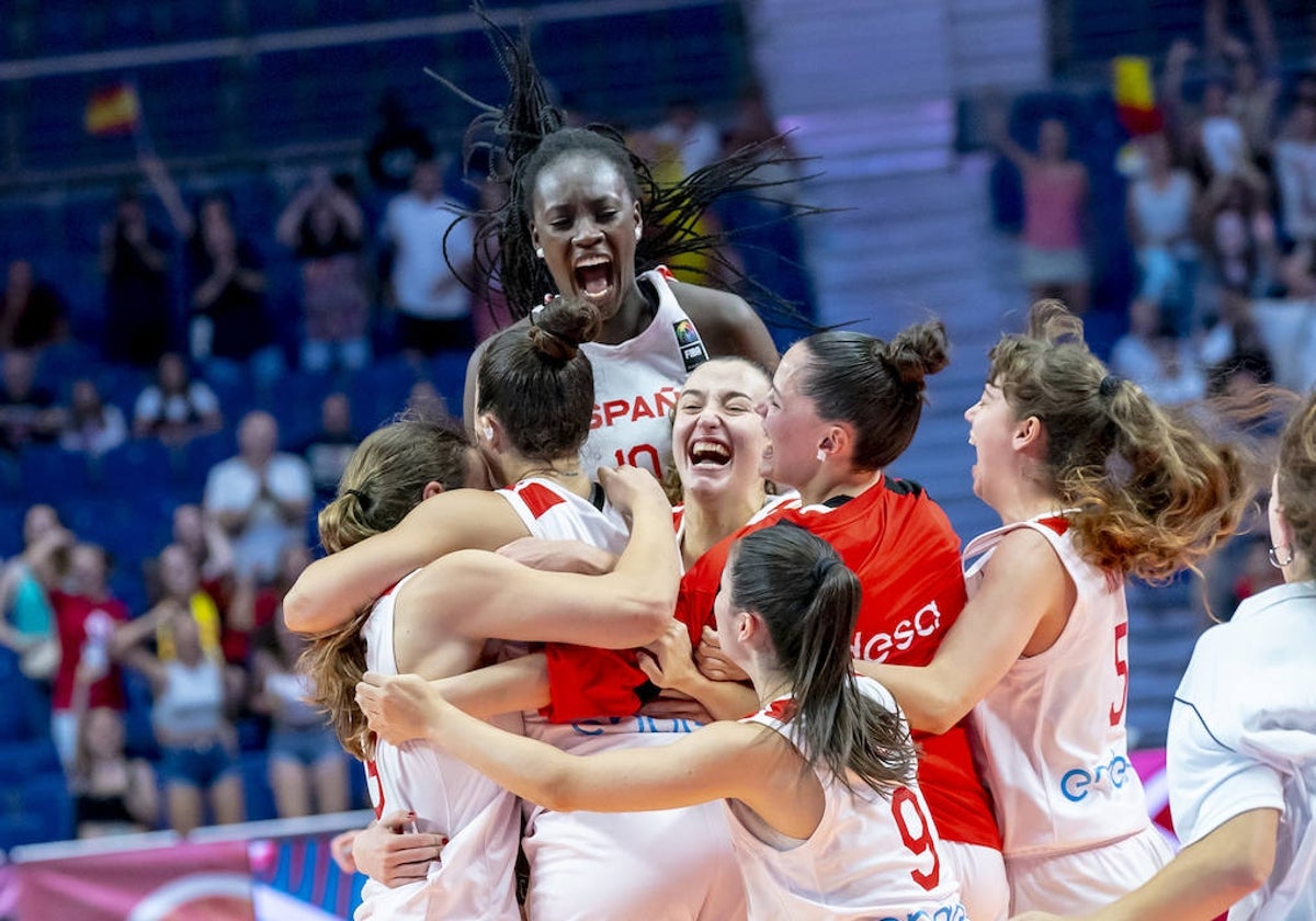 Las jugadoras de España celebran el pase a la final del Mundial U19.