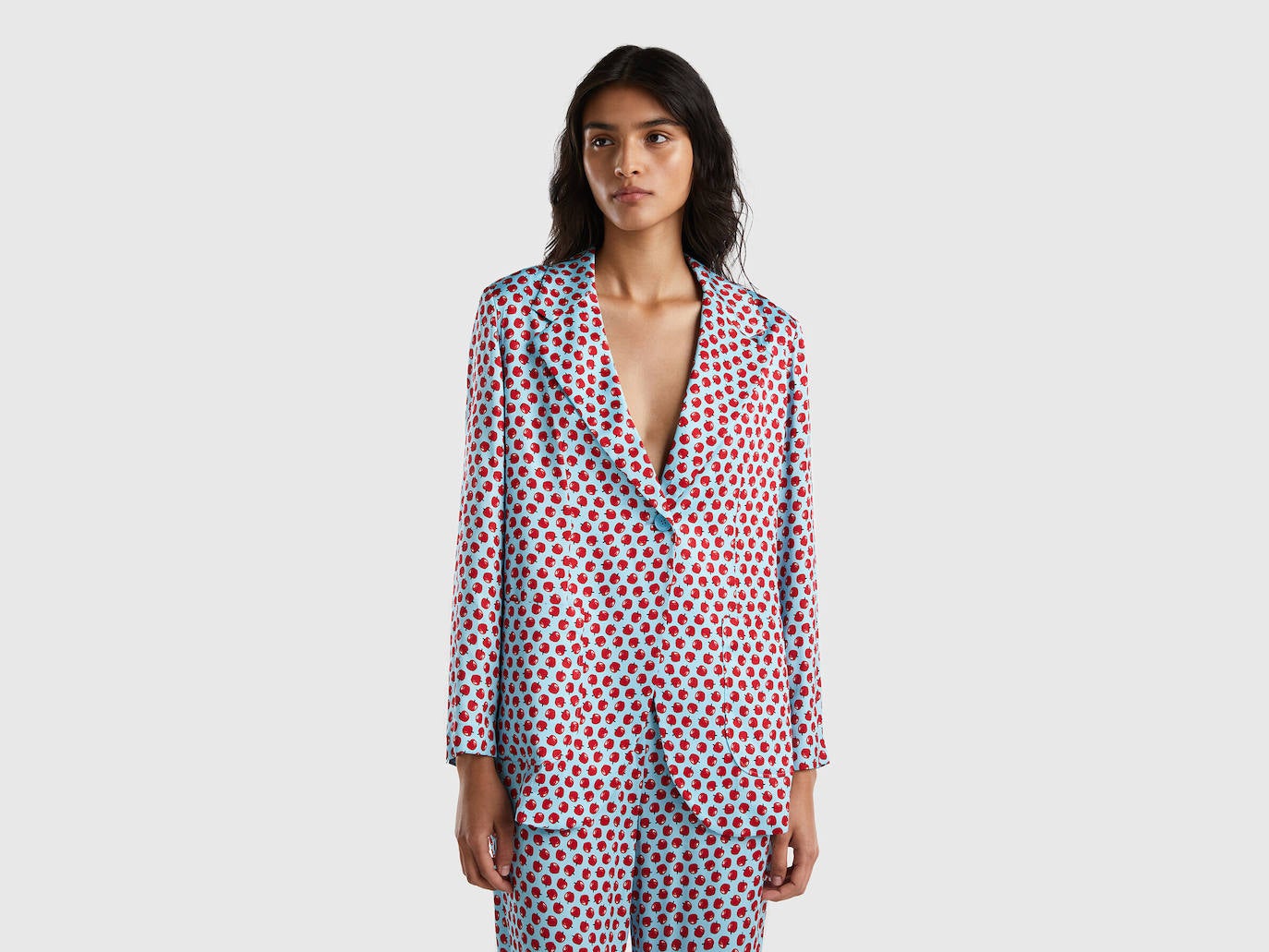 Imagen principal - Arriba, blazer y pantalón de Benetton. A la izquierda, pijama Bruselas de Marieth Brand, por 24,90 euros. A la derecha, camisa y pantalón de Sfera.