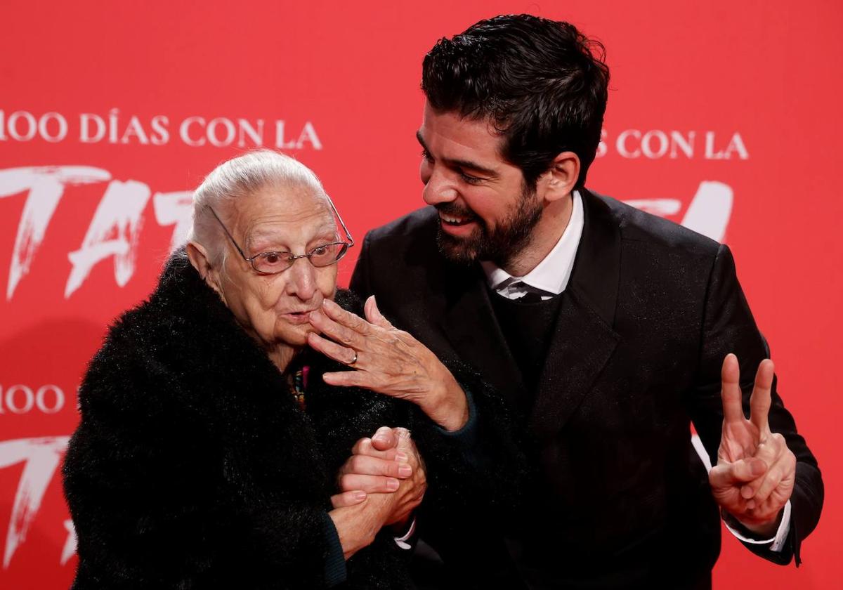 El intérprete y 'La Tata' en el photocall de la película documental '100 días con la Tata'