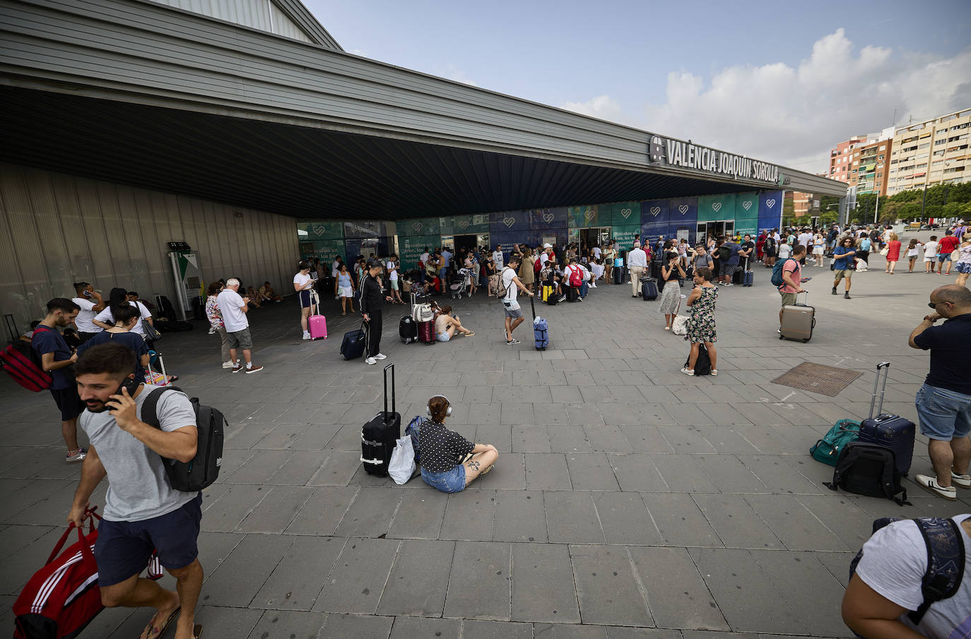 Fotos: caos en la estación Joaquín Sorolla por la suspensión de trenes entre Valencia y Madrid