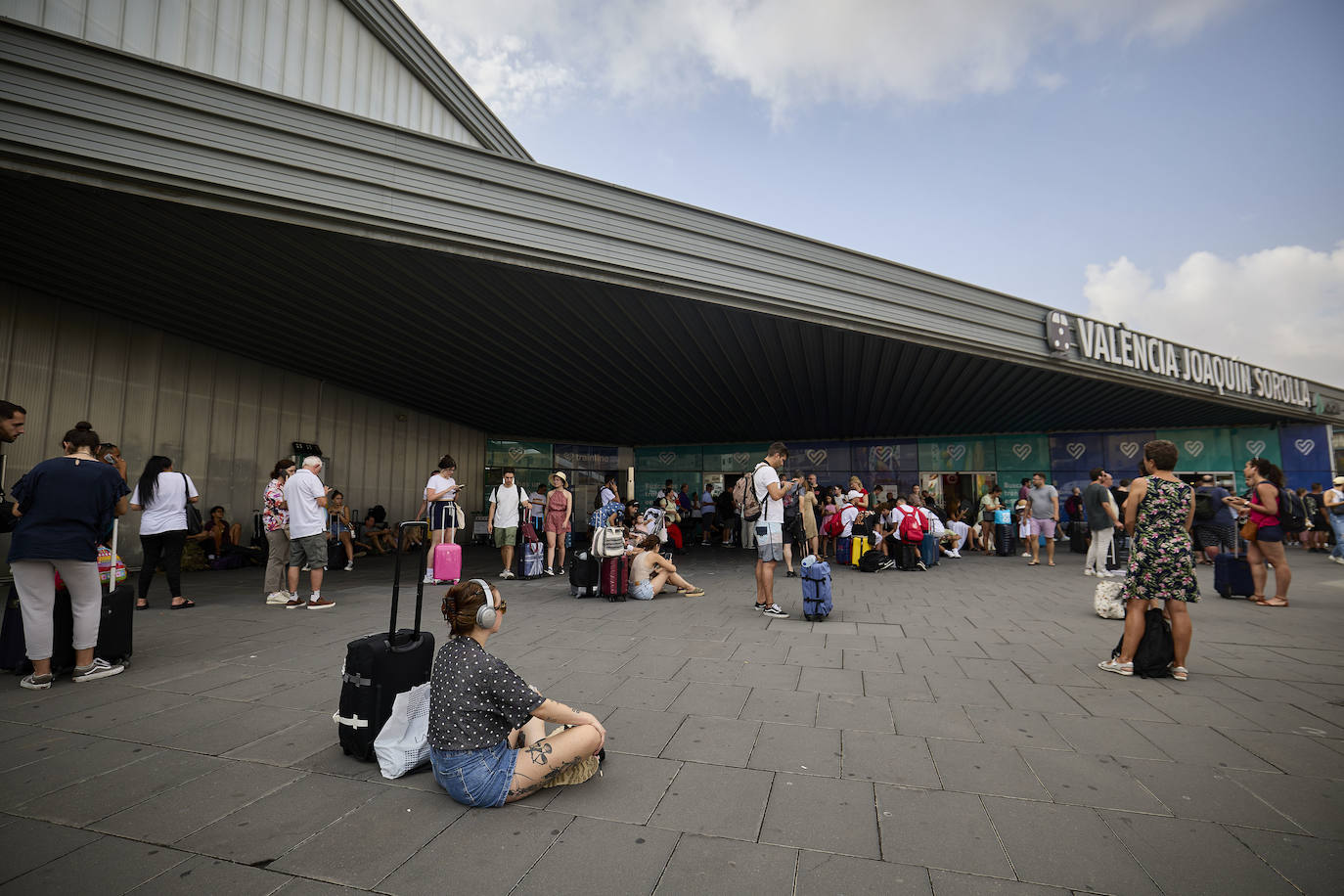 Fotos: caos en la estación Joaquín Sorolla por la suspensión de trenes entre Valencia y Madrid