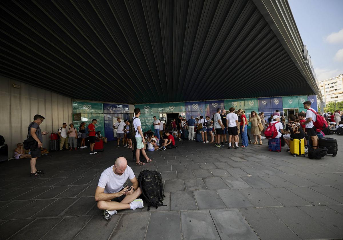 Fotos: caos en la estación Joaquín Sorolla por la suspensión de trenes entre Valencia y Madrid