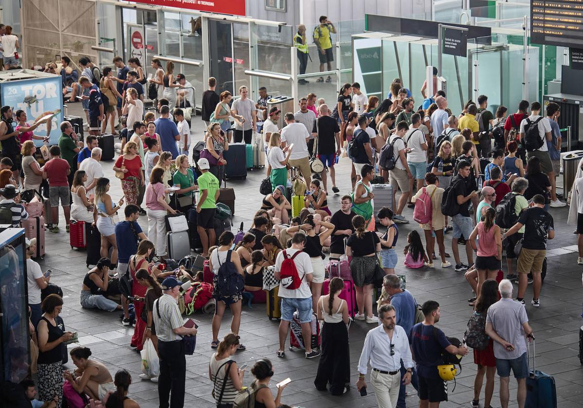 El caos de ha apoderado de la estación Joaquín Sorolla en Valencia.