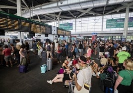 Decenas de viajeros se han visto afectados por la suspensión de la circulación de trenes entre Valencia y Madrid.