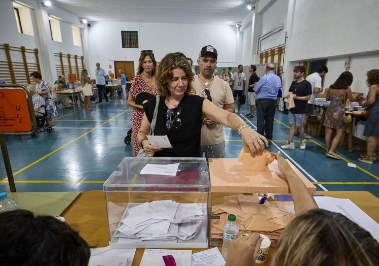 Imagen principal - Muchos valencianos han decidido acudir temprano a las urnas. 