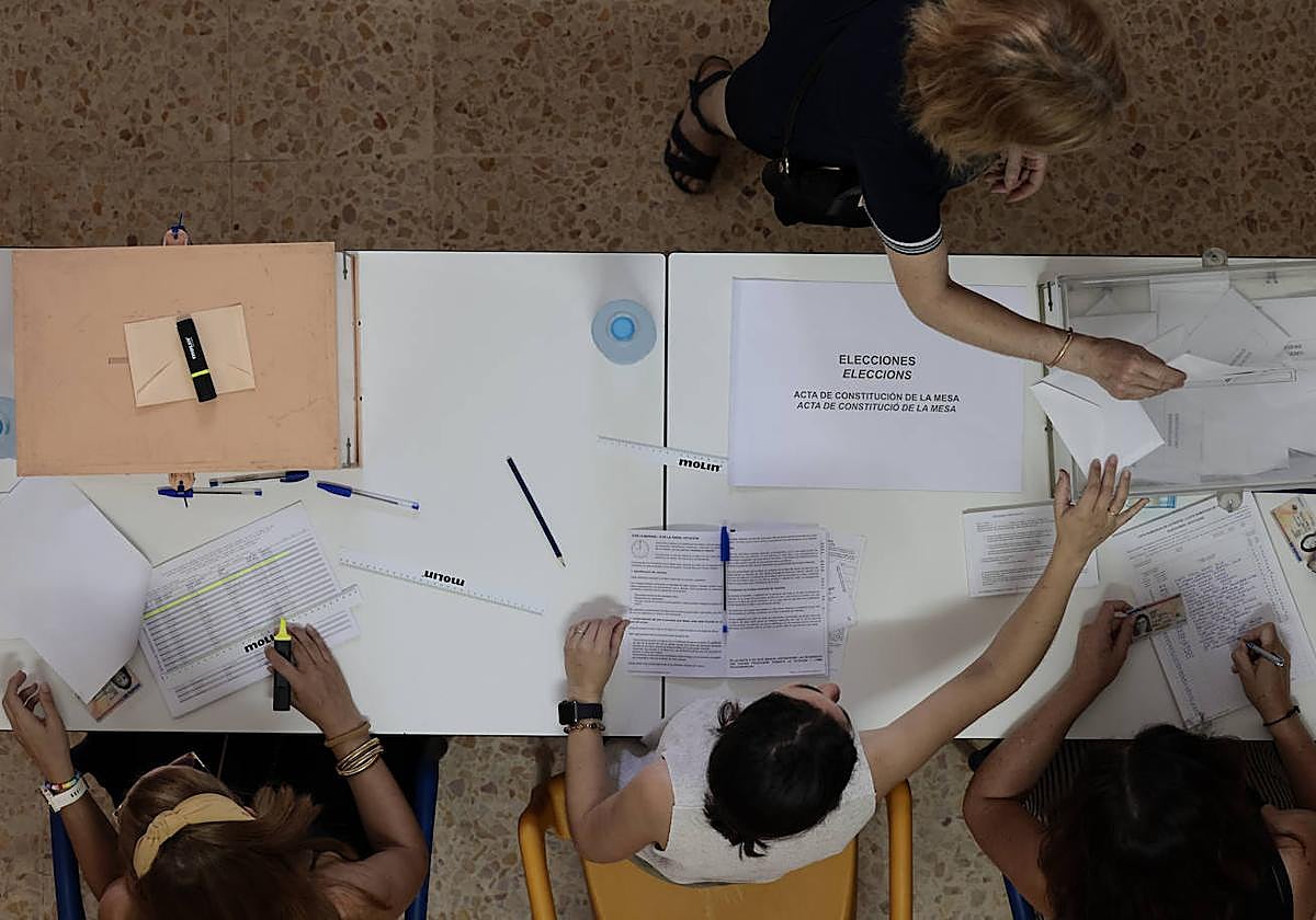 Una mesa electoral este domingo 23 de julio.