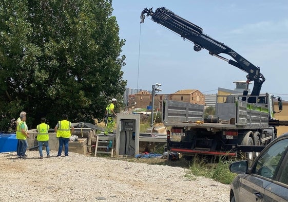 Los operarios, trabajando para solucionar la avería que se ha dado en el túnel de San Isidro de Valencia.