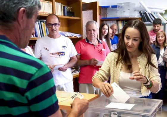 Maria Pilar Abad, la más joven censada, ha sido la primera en votar para batir el el récord de 26 segundos en las elecciones generales en Villarroya.