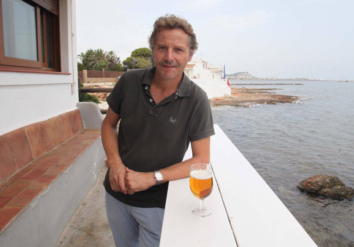 David Escolá, con una cerveza en la terraza del Helios, uno de los locales ubicados en Les Rotes.