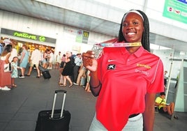 Awa Fam posa en Valencia con la medalla de plata conquistada en el Mundial U19.