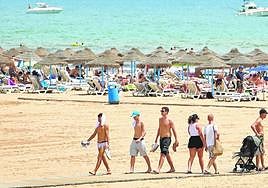Bañistas en la playa de la Malvarrosa