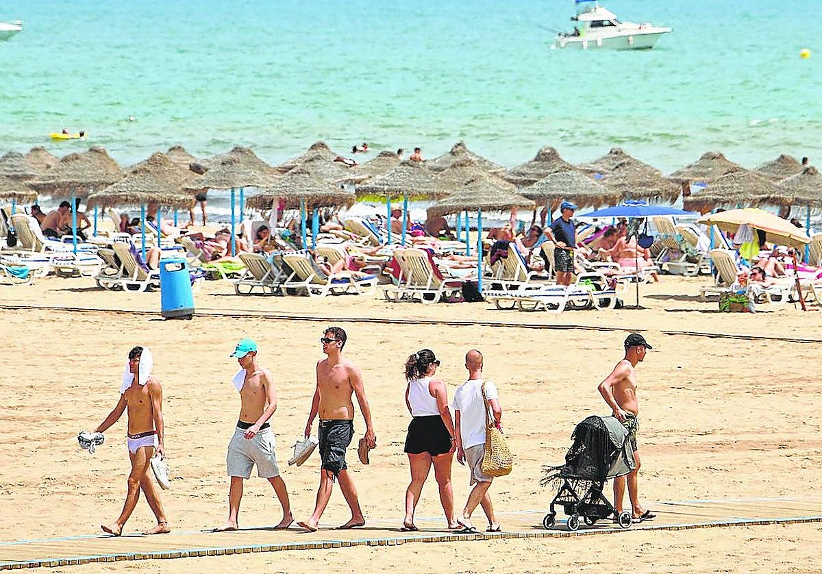 Bañistas en la playa de la Malvarrosa