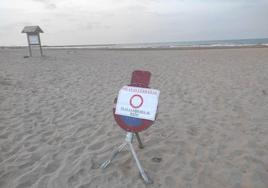 Playa de la Pobla de Farnals, que el domingo estaba cerrada al baño.