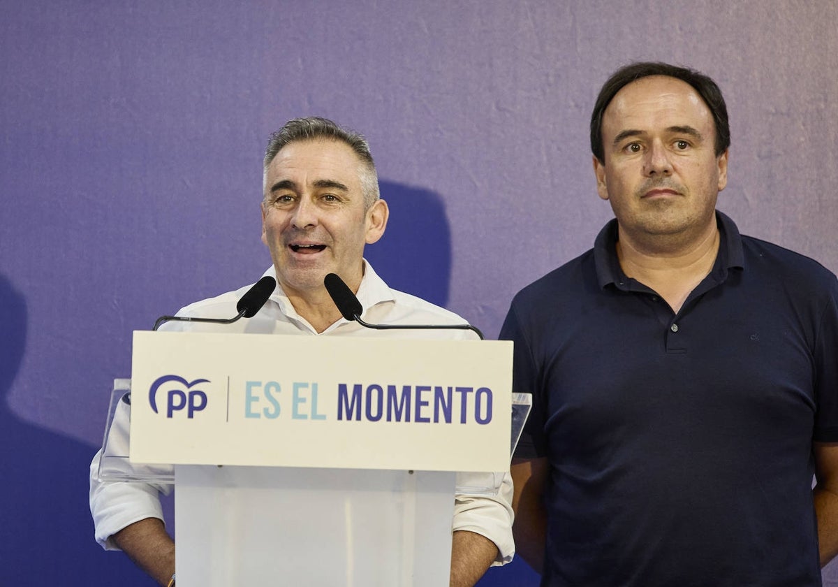 El director de la campaña del PP en la Comunitat, Miguel Barrachina, junto al vicesecretario de organización del PP en la Comunitat, Juanfran Pérez Llorca.