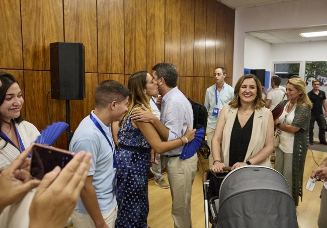 Llegada del líder del PP y presidente de la Generalitat, Carlos Mazón, junto a la alcaldesa de Valencia, María José Catalá.