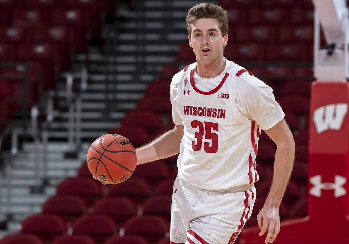 Nate Reuvers, en su etapa como jugador de la Universidad de Wisconsin.