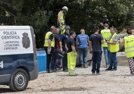 Operarios de Adif y Policía Nacional en las inmediaciones del túnel de San Isidro.