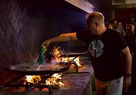 El dj valenciano Chimo Bayo cocinando una paella en los fogones