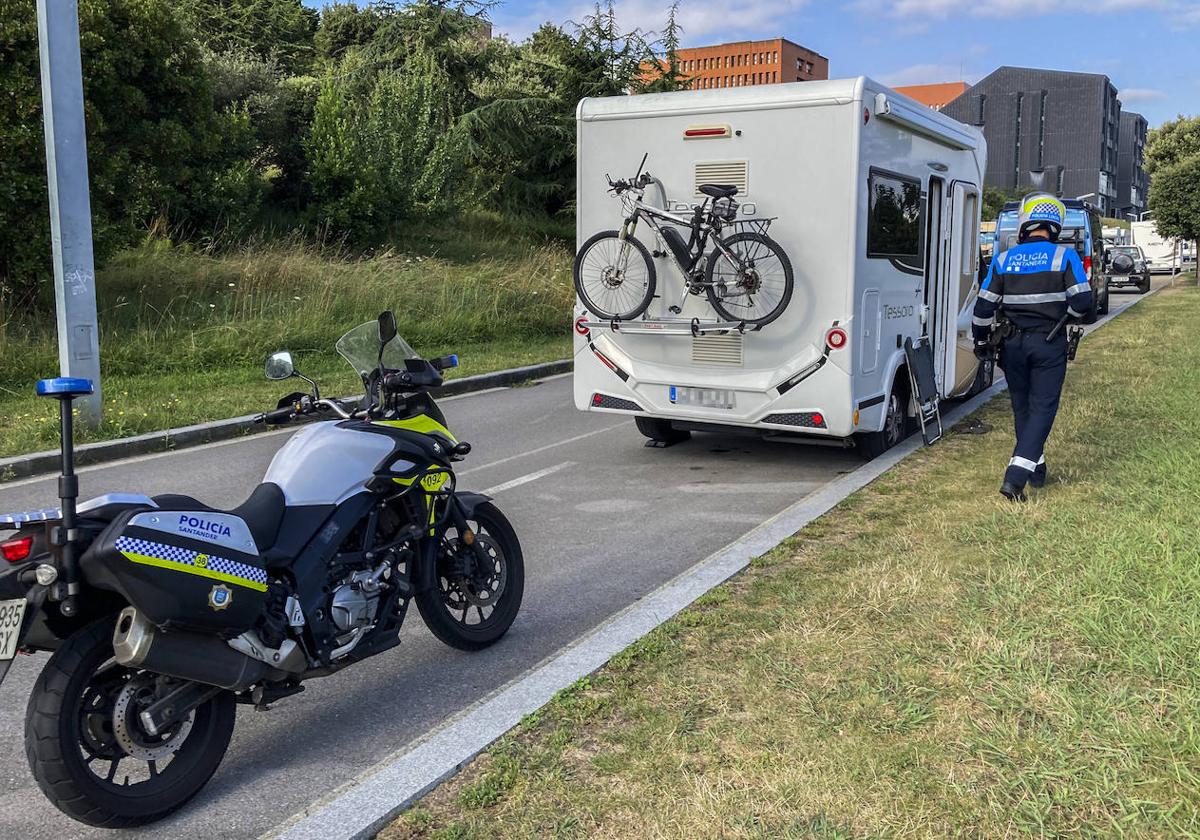 Un policía local avisa a los propietarios de las autocaravanas de que en esa zona no pueden acampar