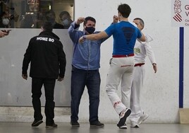 Pedro, habitual home bo en la pilota profesional, en una partida en Pelayo.