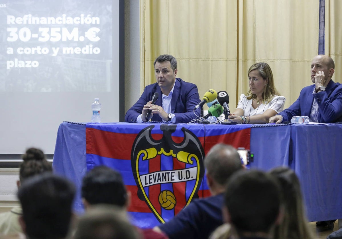 Miguel Ángel Valiente, a la izquierda, junto a Patricia Rodríguez en el acto de este martes en el Ateneo Marítimo.