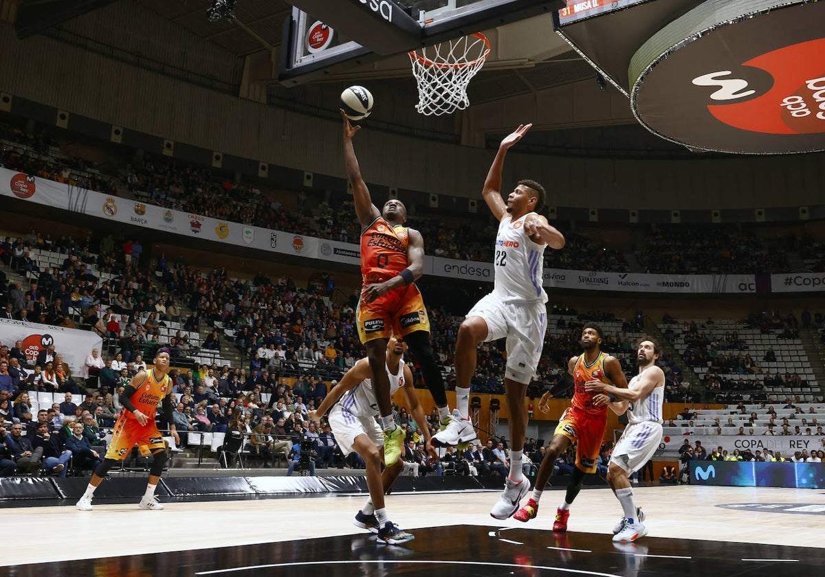 Jared Harper se eleva ante Tavares durante la Copa del Rey de Badalona.