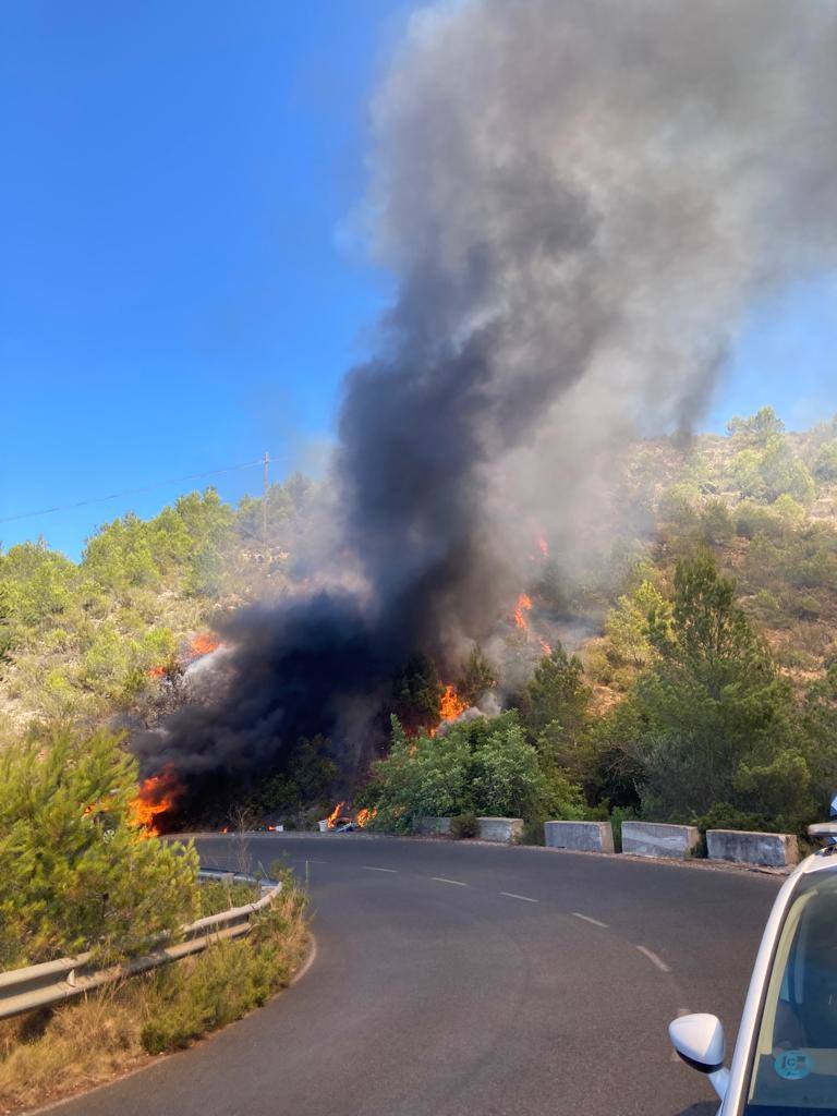 Un vehículo provoca un incendio forestal en el Montgó