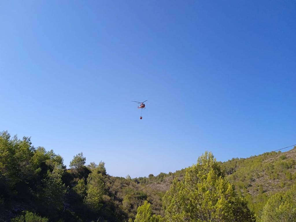 Un vehículo provoca un incendio forestal en el Montgó