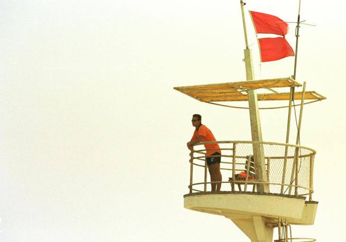 Bandera roja en la playa