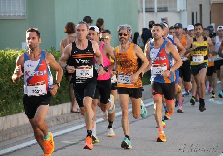 Corredores participan en una carrera reciente por la comarca de la Safor.