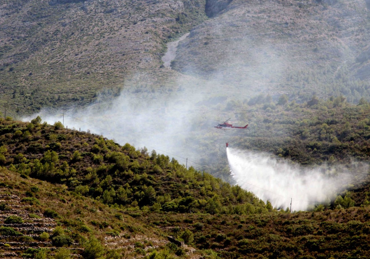 Uno de los medios aéreos realizando una descarga en la zona del incendio.