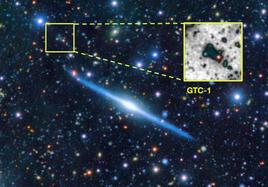 Imagen a color de la galaxia de canto UGC11859 (centro) obtenida con la cámara OSIRIS del Grantecan.
