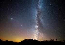 Perseidas junto a la Vía Láctea en Cantabria, en una imagen de archivo.