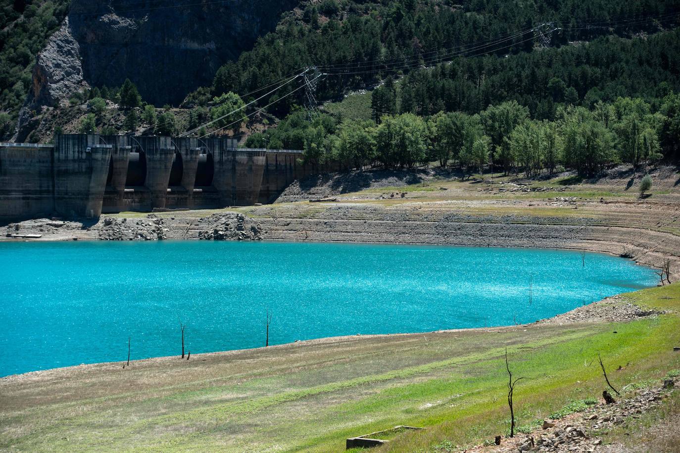 El pantano de Mediano, la sequía y la iglesia que (ya no) emerge de las aguas