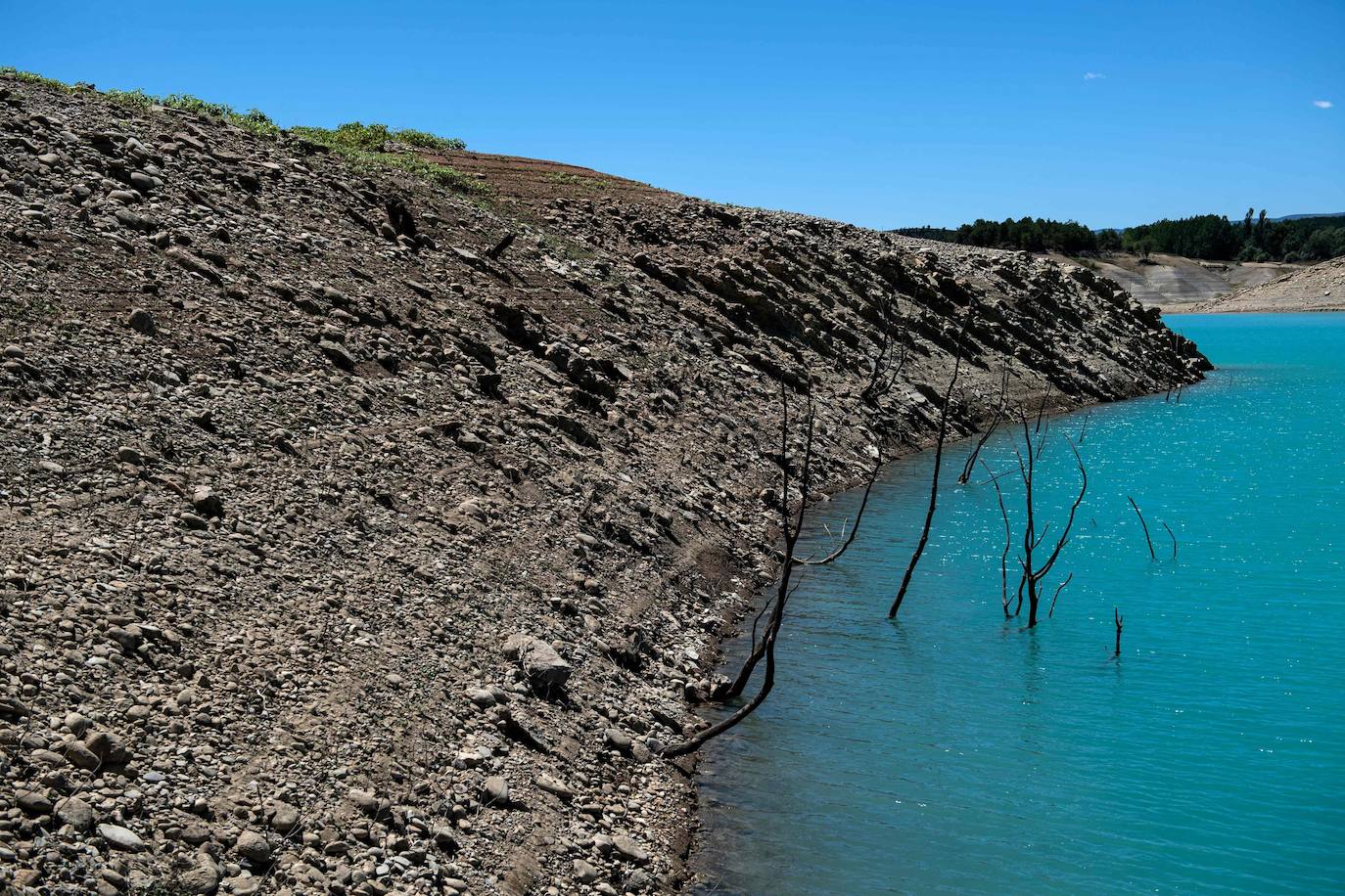 El pantano de Mediano, la sequía y la iglesia que (ya no) emerge de las aguas